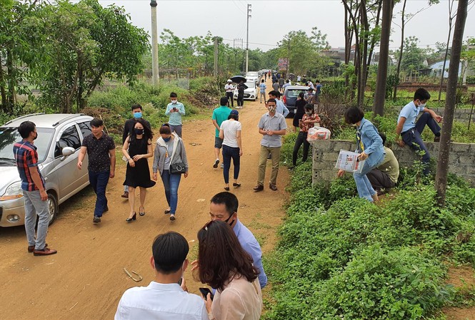 Đất Thạch Thất, Hà Nội tăng từng giờ: Cẩn trọng cơn sốt ảo "Nhà đầu tư" đổ đến thăm quan đất ở Đồng Trúc, Thạch Thất, Hà Nội ảnh: H.M