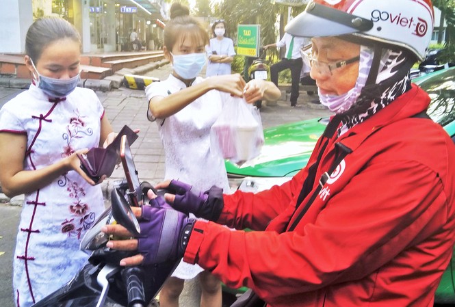 'Người vận chuyển' lên ngôi thời dịch Covid-19 Giao đồ uống thời dịch cúm Covid-19