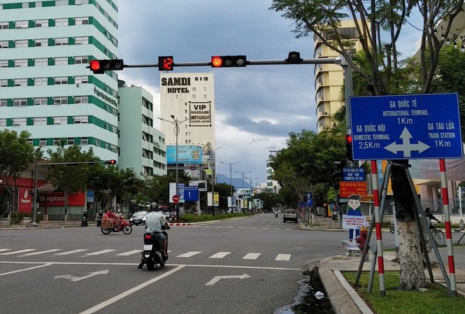Phố vắng, dân vẫn dừng đèn đỏ Đường phố Đà Nẵng rất vắng do COVID-19, song dân vẫn tuân thủ tín hiệu đèn giao thông
ảnh: PV