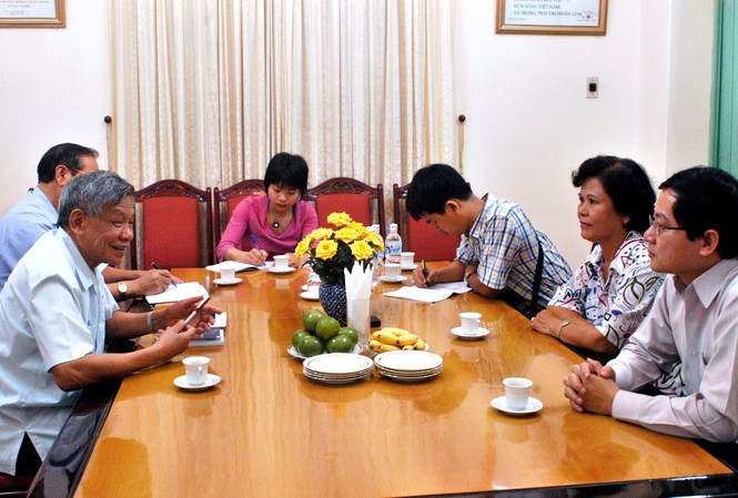Bài học ghép từ những lần gặp Tổng Bí thư Lê Khả Phiêu Ông Lê Khả Phiêu gặp cán bộ báo Tiền Phong