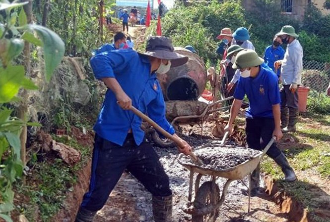 ĐVTN làm đường tại thôn Dế Xu Phình (xã Dế Xu Phình, huyện Mù Cang Chải, Yên Bái) Ảnh: CTV