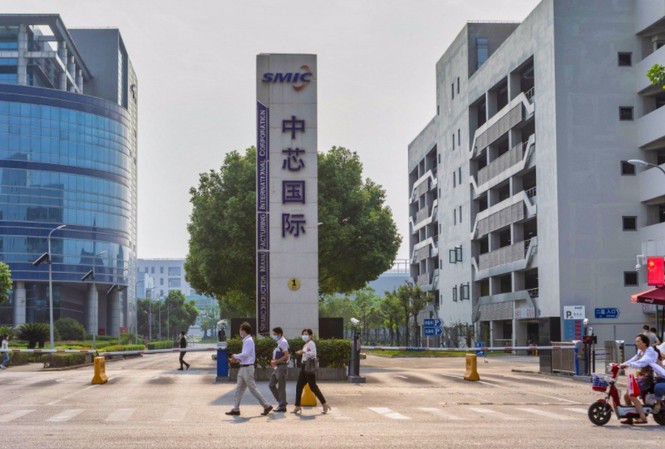 Đòn mạnh giáng vào công nghiệp bán dẫn Trung Quốc Trước trụ sở SMIC tại Thượng Hải. Ảnh: EPA-EFE