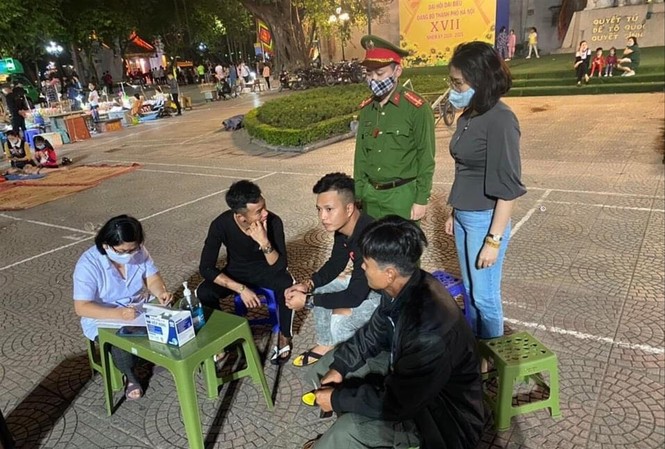 Hà Nội cảnh giác cao độ với dịch COVID-19 Một số trường hợp bị xử phạt vì không đeo khẩu trang tại phố đi bộ hồ Hoàn Kiếm.
Ảnh: PV