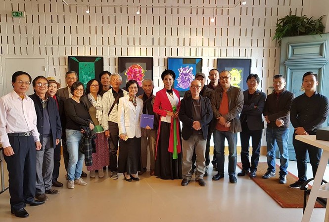 Một thoáng Hà Nội tại Paris Các họa sĩ cùng những người làm văn hóa ở Pháp và Việt kiều tại phòng triển lãm