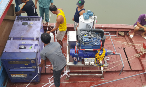 Việt Nam chế tạo thành công máy làm đá ướp cá từ nước biển Thử nghiệm sản phẩm máy làm đá tuyết từ nước biển trên tàu cá
