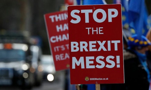 Trước thời điểm lịch sử, Brexit vẫn “bùng nhùng” Người biểu tình ủng hộ EU bên ngoài tòa nhà quốc hội Anh hôm 11/1 Ảnh: AP