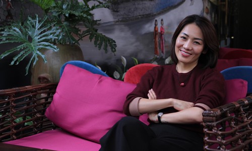 Ca sĩ Minh Thu: Đừng làm mẹ đơn thân như tôi Minh Thu tại quán cà-phê cô mở chung cùng những người bạn ở Hà Nội
Ảnh: NVCC