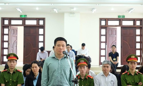 Khoản 105 tỷ lãi ngoài của OceanBank: Lãnh đạo Vinashin chia chác thế nào? Tại phiên tòa trước đó, cựu Chủ tịch OceanBank - Hà Văn Thắm đề nghị các đơn vị, cá nhân trả lại 1.576 tỷ đồng lãi ngoài cho OceanBank