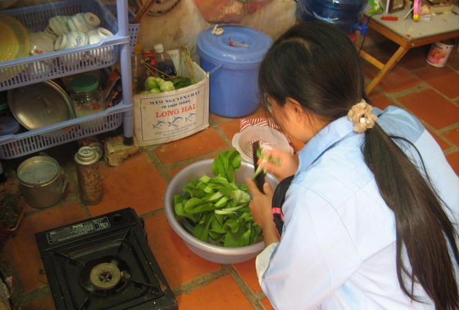 Tín dụng đen vẫn tràn lan, vì sao? Nhiều công nhân phải tìm đến tín dụng đen để lấy tiền trang trải do ốm đau, lo tiền học cho con Ảnh: Bình Phương