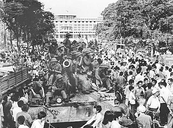 Đêm 'pháo hoa' đặc biệt trong ngày 30/4 Người dân vây quanh Dinh Độc Lập đón mừng đoàn quân chiến thắng Ảnh minh họa