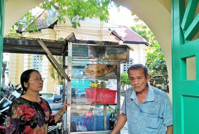 Ngổn ngang khu lăng mộ và ngôi nhà cổ của học giả Trương Vĩnh Ký Vợ chồng ông Tấn với xe đẩy bán cà phê nước ngọt vỉa hè Ảnh: Trần Nguyễn Anh