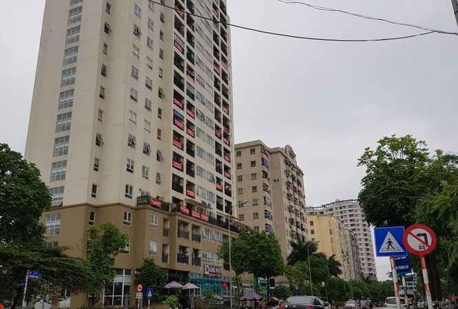 Xây dựng bãi xe ngầm tại Hà Nội: Loay hoay cơ chế Cư dân giăng băng rôn phản đối dự án xây dựng bãi xe ngầm Công viên Cầu Giấy Ảnh: Hiểu Minh