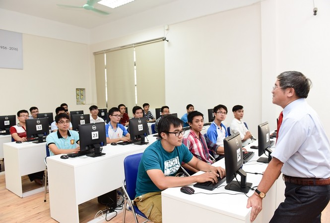 GS, PGS phải có chứng chỉ nghiệp vụ sư phạm: Thêm giấy phép con? Giảng viên ĐH cần có chứng chỉ nghiệp vụ sư phạm là thêm một “giấy phép” con. Ảnh: Nghiêm Huê