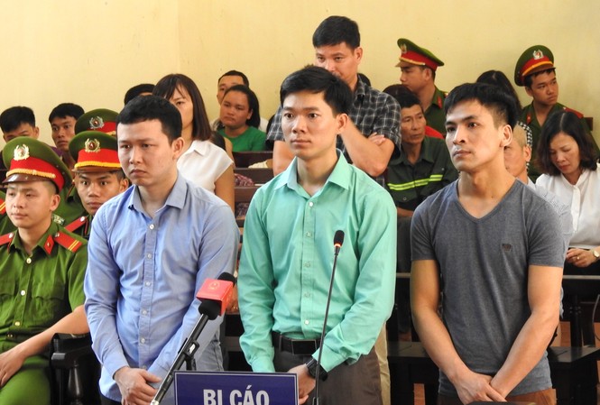 Bộ Y tế kêu oan cho Hoàng Công Lương Bị cáo Hoàng Công Lương (giữa) tại phiên tòa xét xử ngày 7/5/2018. Ảnh: Anh Tuấn
