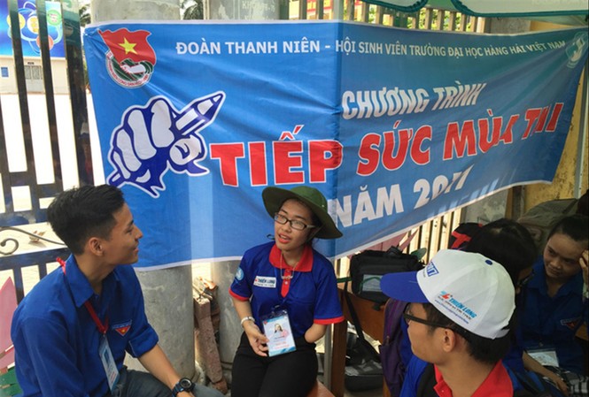 Chiến thắng giới hạn bản thân Hồng Mai (giữa), tham gia hoạt động tình nguyện Ảnh: NVCC
