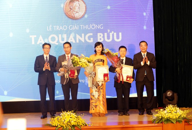 Ba nhà khoa học xuất sắc nhận giải thưởng Tạ Quang Bửu Phó Thủ tướng Chính phủ Vũ Đức Đam và Bộ trưởng Bộ Khoa học và Công nghệ trao giải thưởng cho ba nhà khoa học nhận giải Tạ Quang Bửu 2019