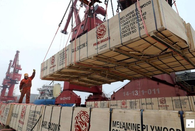 Trung Quốc mang 1,1 ngàn tỷ USD trái phiếu Mỹ ra làm 'vũ khí'? Cảnh xuất khẩu hàng hóa ở Liên Vân Cảng, tỉnh Giang Tô, Trung Quốc ảnh: Reuters