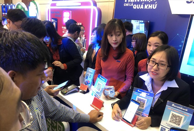 Thanh toán không tiền mặt: Vì sao dân chưa mặn mà? Người tiêu dùng tìm hiểu phương thức thanh toán không dùng tiền mặt. Ảnh: U.P