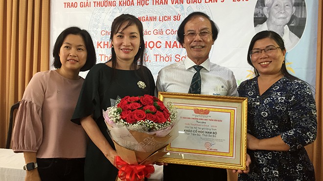 Người trăn trở với di chỉ 4.000 năm Nam bộ PGS.TS Bùi Chí Hoàng cùng các cộng sự trong lễ nhận giải