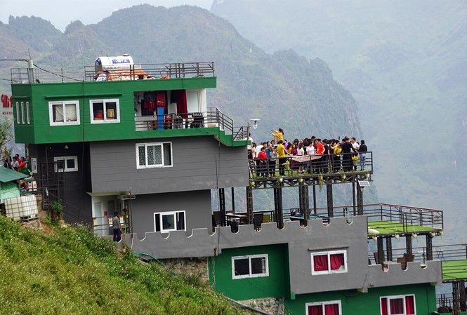 Panorama thế nào sau một tuần bị đình chỉ hoạt động Nhà hàng Panorama chật cứng ngày cuối tuần. Ảnh: Nguyễn Hoàn