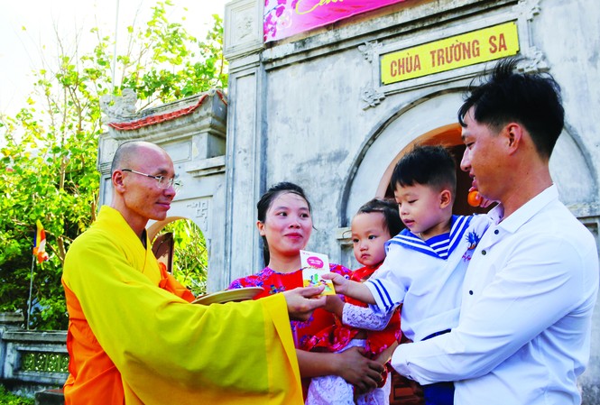 Xuân ấm giữa trùng khơi Sư trụ trì chùa Trường Sa mừng tuổi em nhỏ