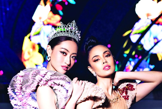 Miss world & số Tết Tiền Phong Song hậu tại sân khấu Lễ hội Hoa Đà LạtẢnh: Ê kíp Sen Vàng thực hiện