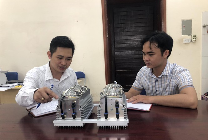 Gương mặt trẻ Thủ đô tiêu biểu năm 2019: Những chàng trai siêu trí tuệ Tiến sĩ Bùi Hùng Thắng (bên trái) với mô hình đèn LED tản nhiệt bằng chất lỏng ẢNH: NVCC