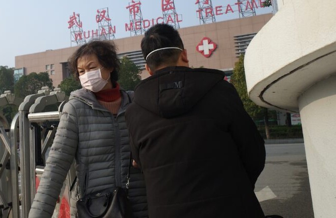 WHO: Virus ở Vũ Hán có thể lan rộng hơn Ngày 12/1, một phụ nữ rời Trung tâm Y tế Vũ Hán – nơi có một người đàn ông tử vong sau khi nhiễm coronavirus mới
Ảnh: Getty
