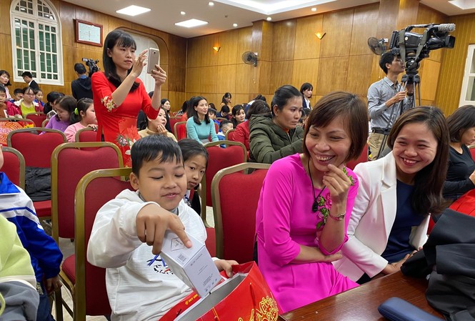 Tết nhớ thương của hậu phương lính đảo Niềm vui các con chiến sĩ được nhận quà dịp Tết