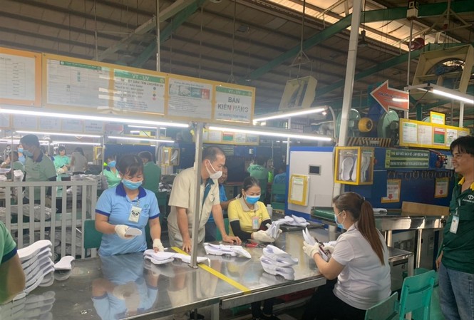 'Thời' virus corona, chào hỏi nhau qua lớp khẩu trang Công nhân và cán bộ làm việc ở một Cty tại KCN Biên Hòa 2 (Đồng Nai) mang khẩu trang y tế trong khi làm việc