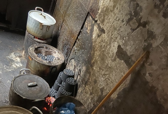 Ngột ngạt than tổ ong giữa lòng thủ đô Hàng loạt lò than, nồi niêu bày khắp con ngõ chỉ rộng 1 m tại số 19 phố Hàng Lược, quận Hoàn Kiếmảnh: Võ Hóa