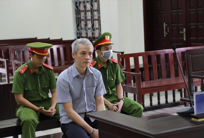 Phạt cựu viện phó kiểm sát huyện 5 năm tù Cựu Phó Viện trưởng Viện KSND huyện Tân Châu, bị cáo Đặng Trường An tại phiên tòa Ảnh: Tân Châu