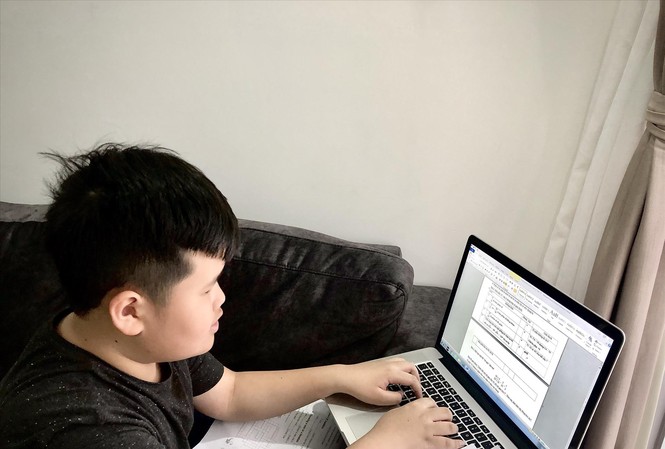Học phí online mùa dịch: Phụ huynh, nhà trường cùng chia sẻ Học sinh học online
