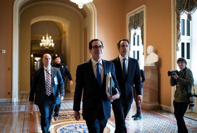 Thông qua gói kích thích kinh tế 2.000 tỷ USD Bộ trưởng Tài chính Mỹ Steven Mnuchin đến dự một cuộc họp trong quá trình đàm phán về gói cứu trợ liên quan dịch COVID-19 tại đồi Capitol ở Washington, Mỹ, ngày 24/3 Ảnh: REUTERS
