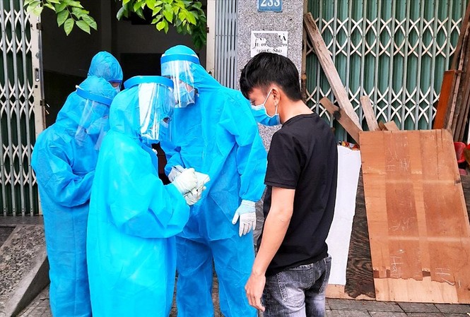Xếp bút nghiên đi vào tâm dịch Biệt đội truy vết những người có nguy cơ lây nhiễm COVID – 19 tỏa đi khắp con đường, ngõ hẻm của Đà NẵngẢnh: Giang Thanh