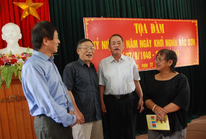 Chuyện với các hậu duệ yếu nhân Bắc Sơn Từ trái sang: Võ Hồng Nam, Đại tá Trần Tuấn Quảng, Chu Thành, Hạ Chí Nhân Ảnh: Xuân Ba