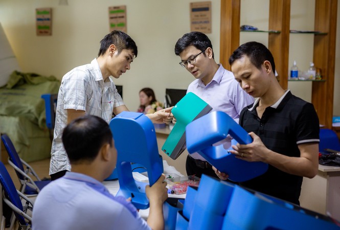 Chuyện hai tiến sĩ Việt trong mùa COVID-19 Anh Nguyên (đứng thứ 2 từ phải sang) cùng đồng nghiệp trong quá trình sản xuất máy rửa tay tự động