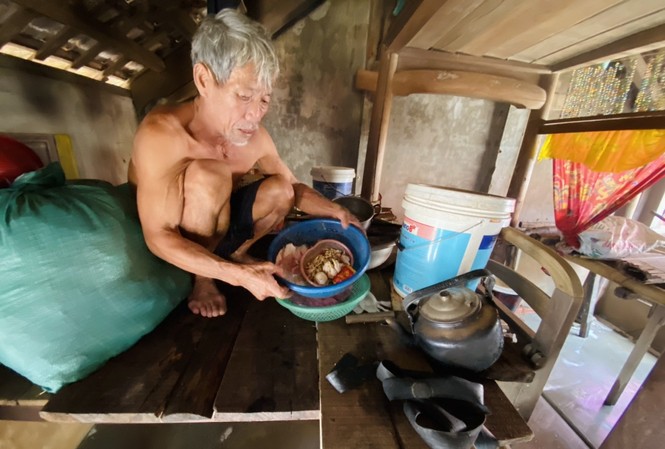 Chui vào nóc nhà nơi dân tránh lũ Ông Cảnh trên nóc nhà rốn lũ