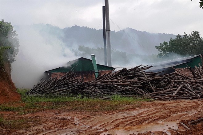 'Phép vua' thua lò sấy cau chui Khói bẩn dày đặc phả ra suốt ngày đêm từ lò sấy cau chui xây dựng trên đất nông nghiệp