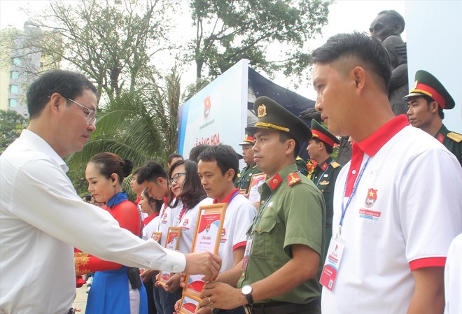 178 thủ lĩnh thanh niên dự Liên hoan bí thư Chi đoàn giỏi Ban tổ chức liên hoan tặng giấy chứng nhận bí thư chi đoàn giỏi cụm miền Đông Nam bộ lần thứ nhất. Ảnh: NGÔ TÙNG