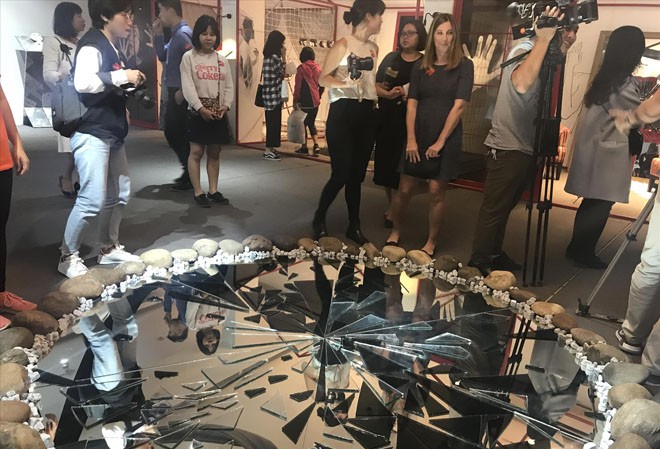 Kể chuyện bạo lực 'Phía sau cánh cửa' Một góc sắp đặt về bạo lực gia đình trong triển lãm “Phía sau cánh cửa”. Ảnh: NGUYÊN KHÁNH