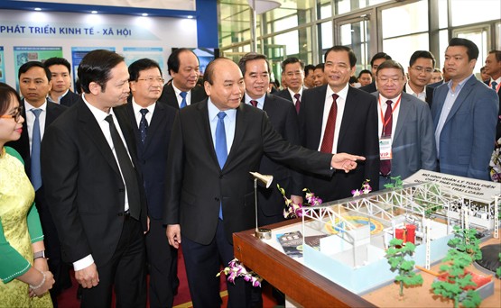Nhiều vấn đề về tích tụ ruộng đất Thủ tướng Nguyễn Xuân Phúc thăm các gian hàng tại triển lãm ngày 27/11. Ảnh: Minh Châu