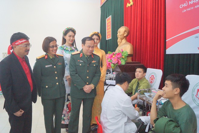 Áo lính hiến giọt máu hồng Lãnh đạo Học viện Hậu cần, Bệnh viện Trung ương Quân đội 108 và báo Tiền Phong trò chuyện với đoàn viên thanh niên Học viện tham gia ngày Chủ nhật Đỏ lần thứ XI - 2019. Ảnh: Nguyễn Minh