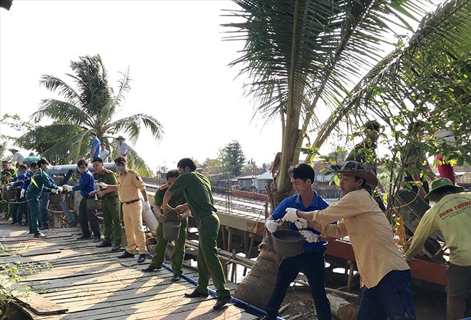 Sẵn sàng làm việc khó ĐVTN tham gia làm cầu nông thôn ở TP Cần Thơ. Ảnh: CTV
