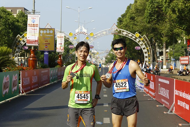 Việt dã và marathon Tiền Phong: Chip đo thời gian, khắc tên và hơn thế nữa Bên cạnh BIB (số đeo) được gắn chip tính thời gian, BTC Tiền Phong marathon còn cung cấp dịch vụ khắc tên bằng lazer miễn phí lên tấm huy chương mà các VĐV đổ rất nhiều mồ hôi, công sức mới có được. ảnh: NHƯ Ý