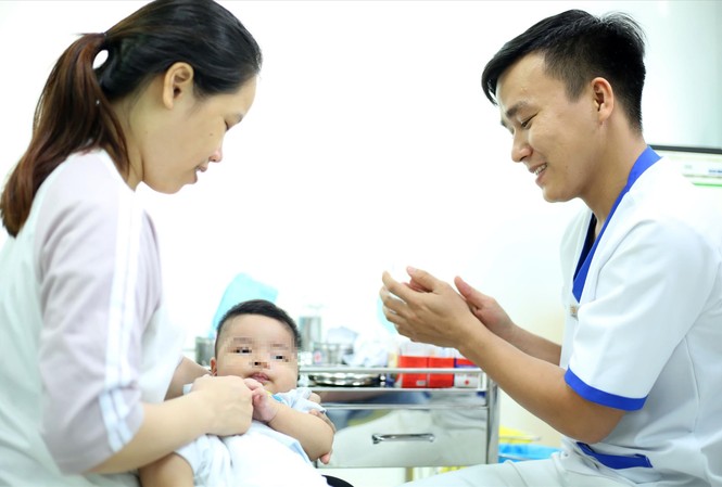 Đau xót hàng loạt trẻ thoi thóp vì 'tội ác' không dùng vaccine Tiêm vaccine cho trẻ tại TPHCM