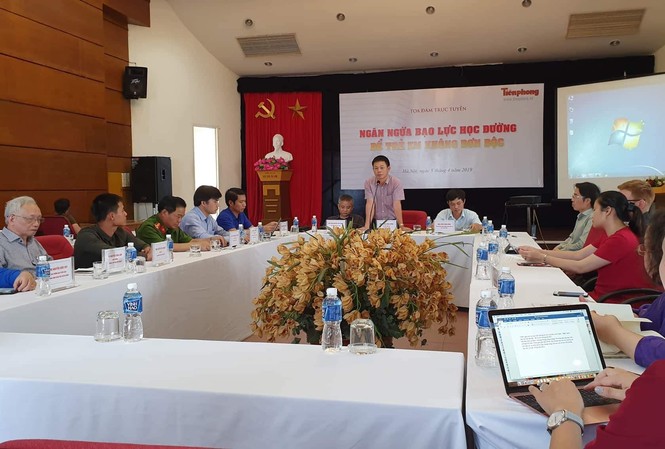 Bạo lực học đường: Có lỗi không nhỏ của người lớn Quang cảnh tọa đàm tại báo Tiền Phong. ảnh: P.V