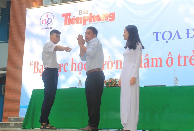 Ngăn ngừa bạo lực học đường: Im lặng là tội ác Võ sư Trần Trung Sơn hướng dẫn một số tư thế phòng vệ trước các hành vi dâm ô