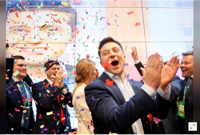 Ukraine có tổng thống mới Ông Zelenskiy vui mừng khi nghe thông báo về kết quả kiểm phiếu hôm 21/4 tại Kiev.
ảnh: Reuters