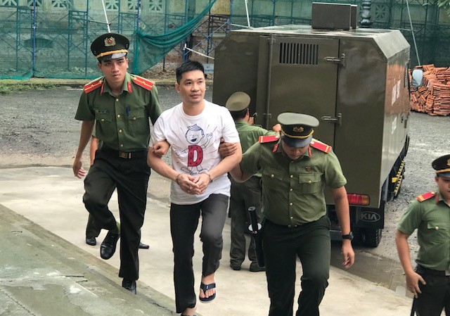 Vụ ma túy khủng: Đề nghị án tử với ông trùm, 20 năm cho Ngọc “miu” Trùm ma túy Văn Kính Dương đến phòng xử án chiều qua 9/5. Ảnh: Tân Châu